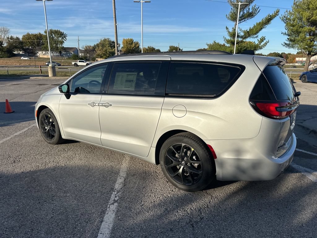 New 2026 Chrysler Pacifica Select FWD image 23