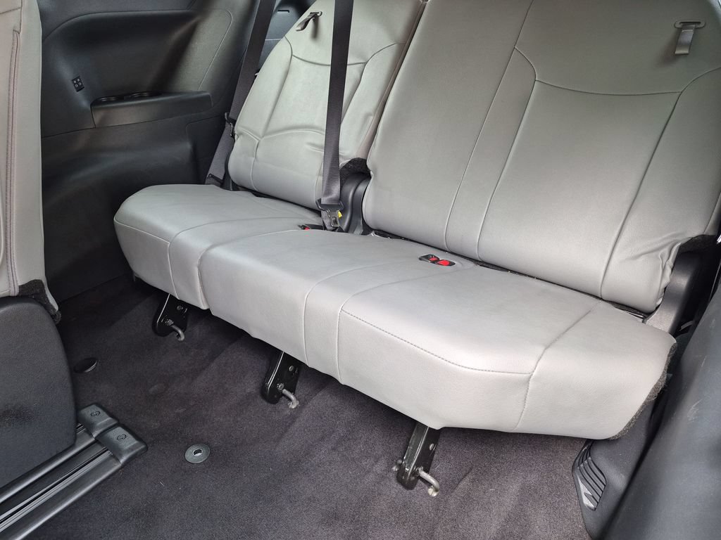 Used 2026 Toyota Sienna XLE FWD image 36