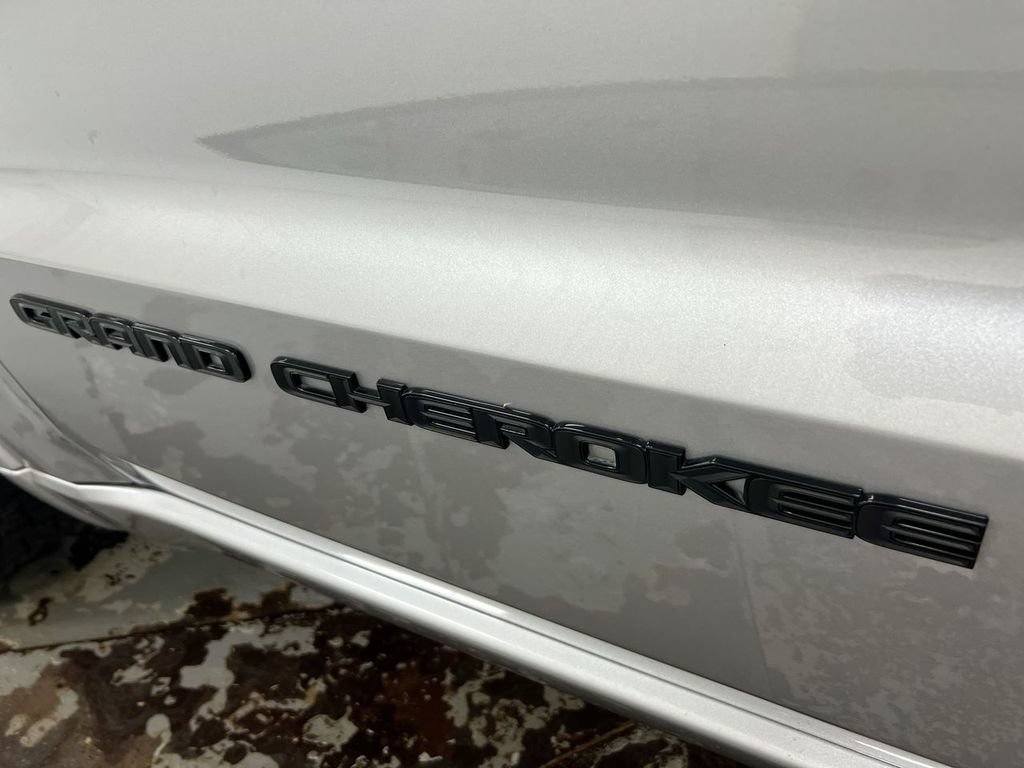 Used 2020 Jeep Grand Cherokee Altitude AWD/4WD image 26
