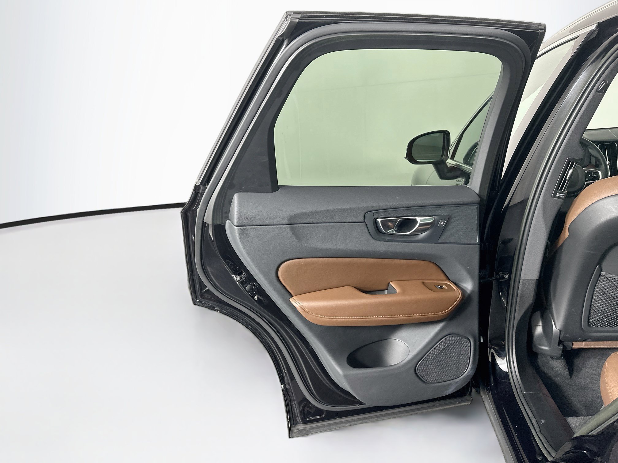 Used 2023 Volvo XC60 B5 Plus FWD image 27