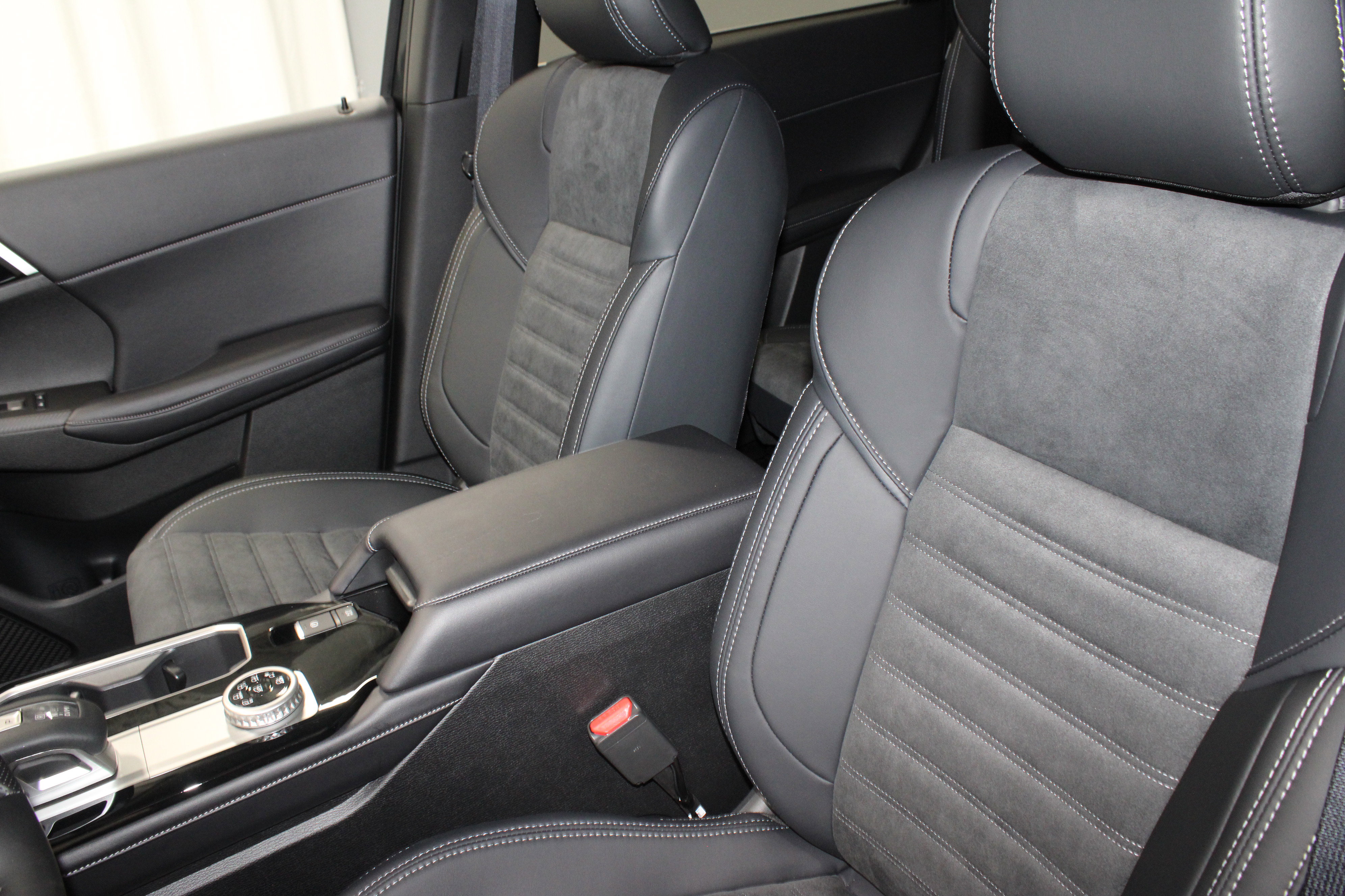 New 2025 Mitsubishi Outlander SE image 18