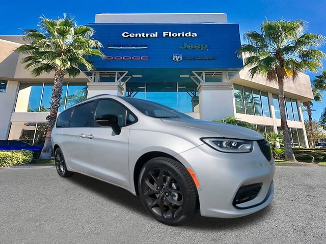 New 2026 Chrysler Pacifica Select w/ S Appearance Package image 2