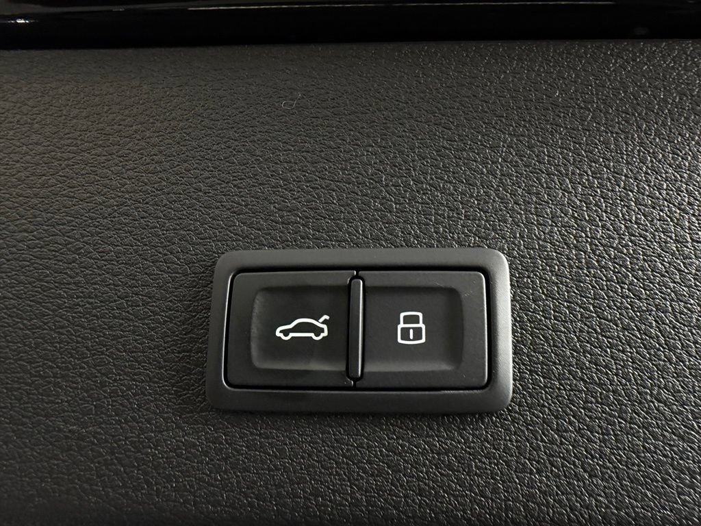 Used 2024 Audi Q8 e-tron Premium Plus AWD/4WD image 31