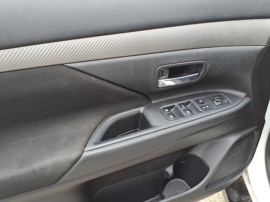 Used 2017 Mitsubishi Outlander ES image 18