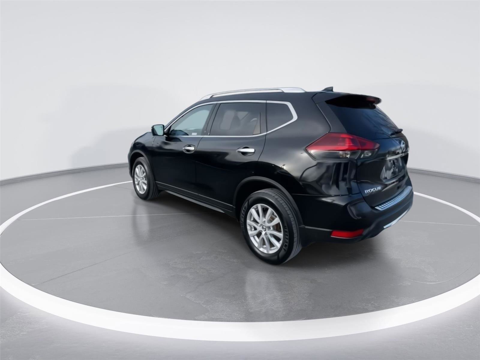 Used 2018 Nissan Rogue SV w/ Premium Package image 6