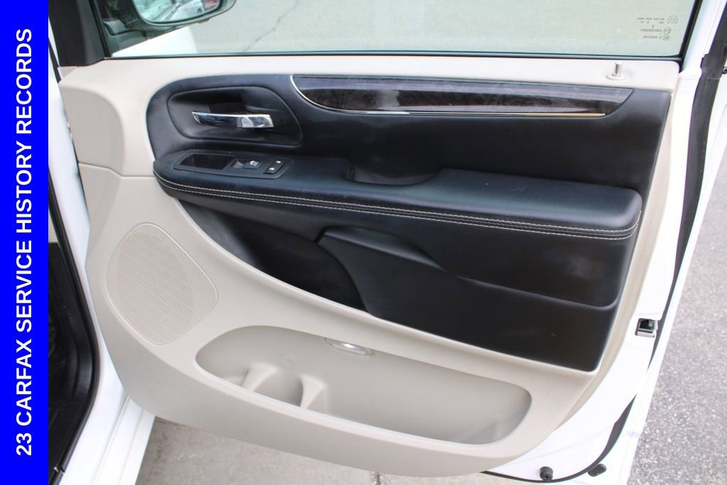 Used 2016 Chrysler Town & Country Touring-L image 22