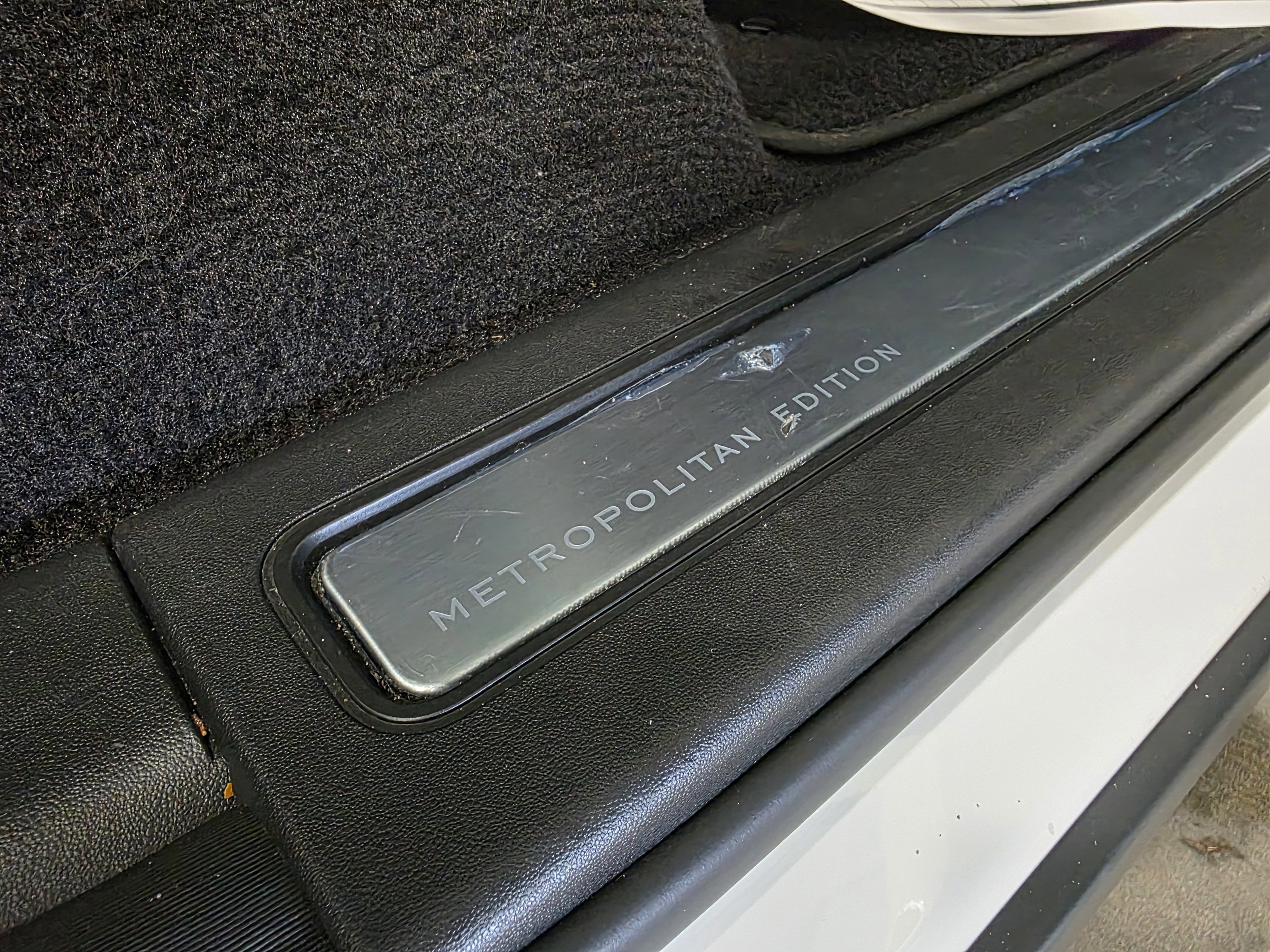 Used 2024 Land Rover Discovery Metropolitan Edition image 34