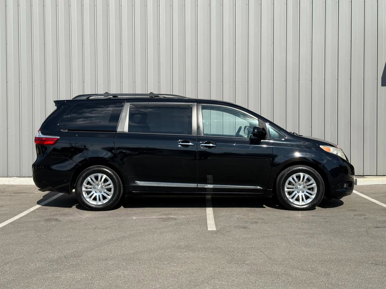 Used 2017 Toyota Sienna XLE w/ XLE Navigation Package image 4