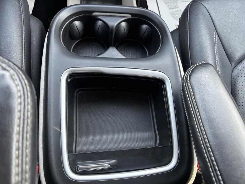 Used 2024 Chrysler Pacifica Touring-L image 16