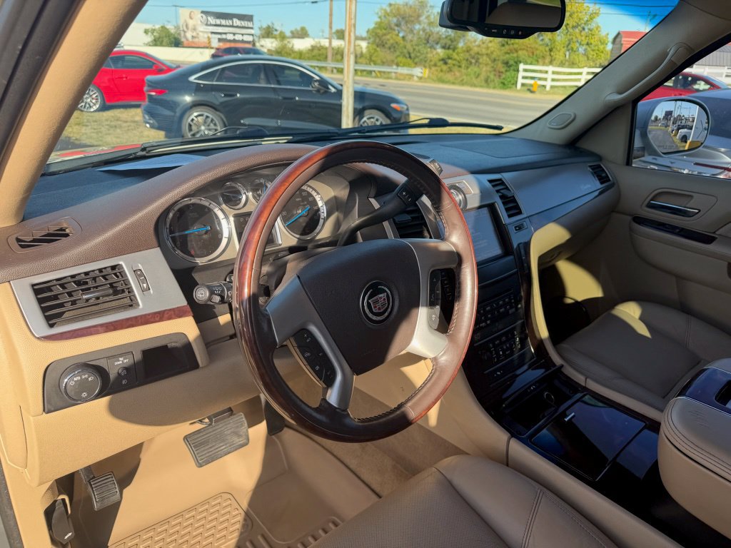 Used 2012 Cadillac Escalade Luxury AWD/4WD image 11