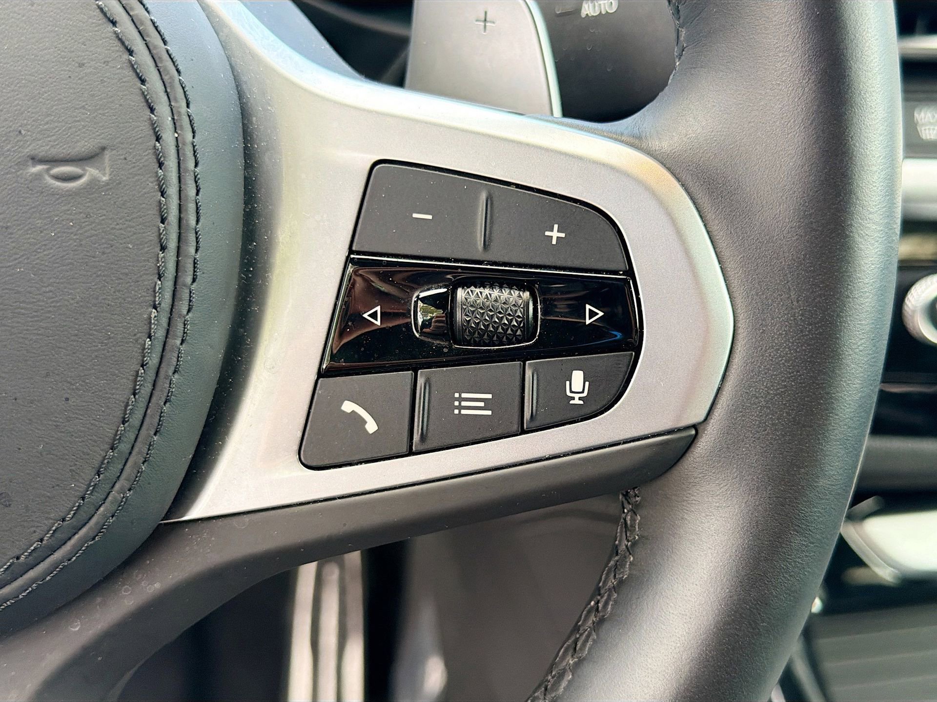 Certified 2025 BMW X4 xDrive30i w/ Premium Package image 39