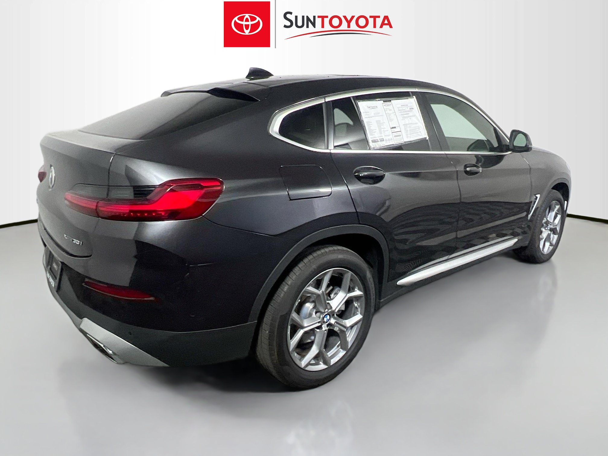 Used 2025 BMW X4 xDrive30i AWD/4WD image 4
