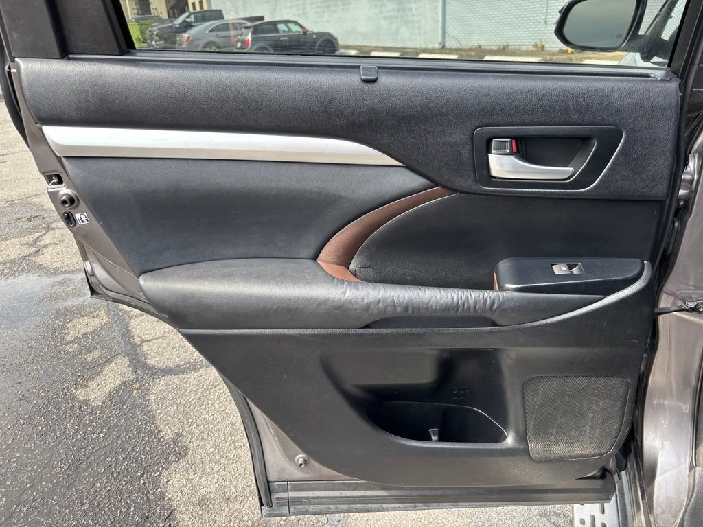 Used 2014 Toyota Highlander XLE FWD image 19