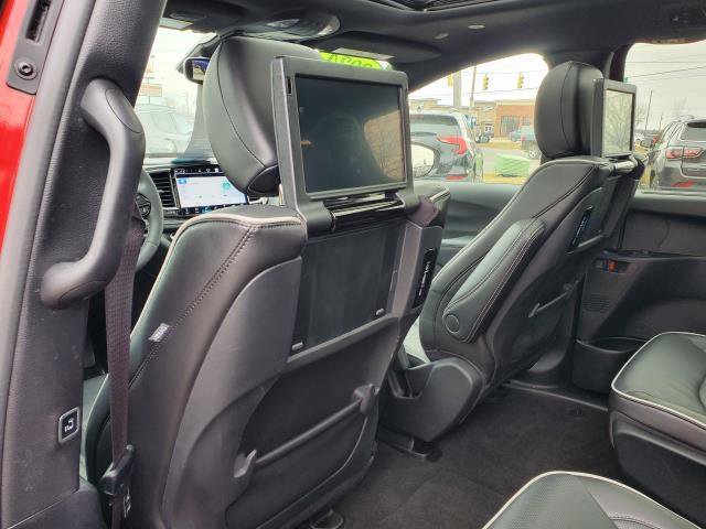 Used 2024 Chrysler Pacifica Premium image 29