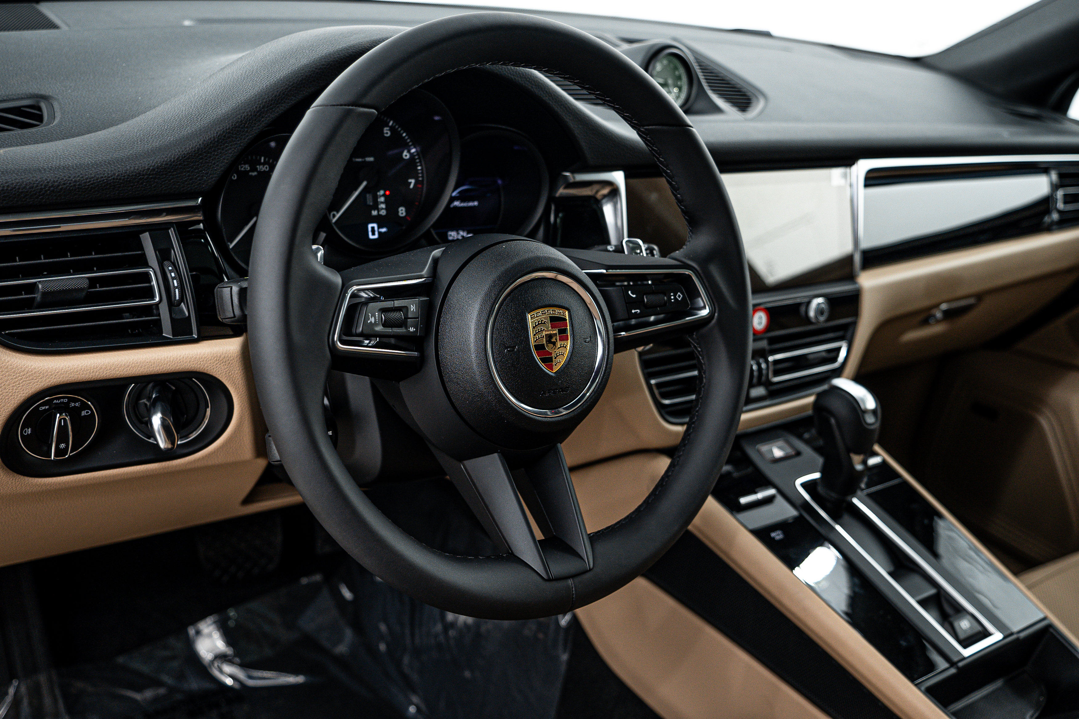 Certified 2025 Porsche Macan image 15
