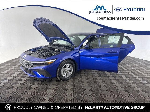 Used 2025 Hyundai Elantra SE image 12