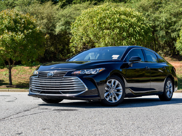 Used 2022 Toyota Avalon XLE w/ Moonroof Package FWD image 2