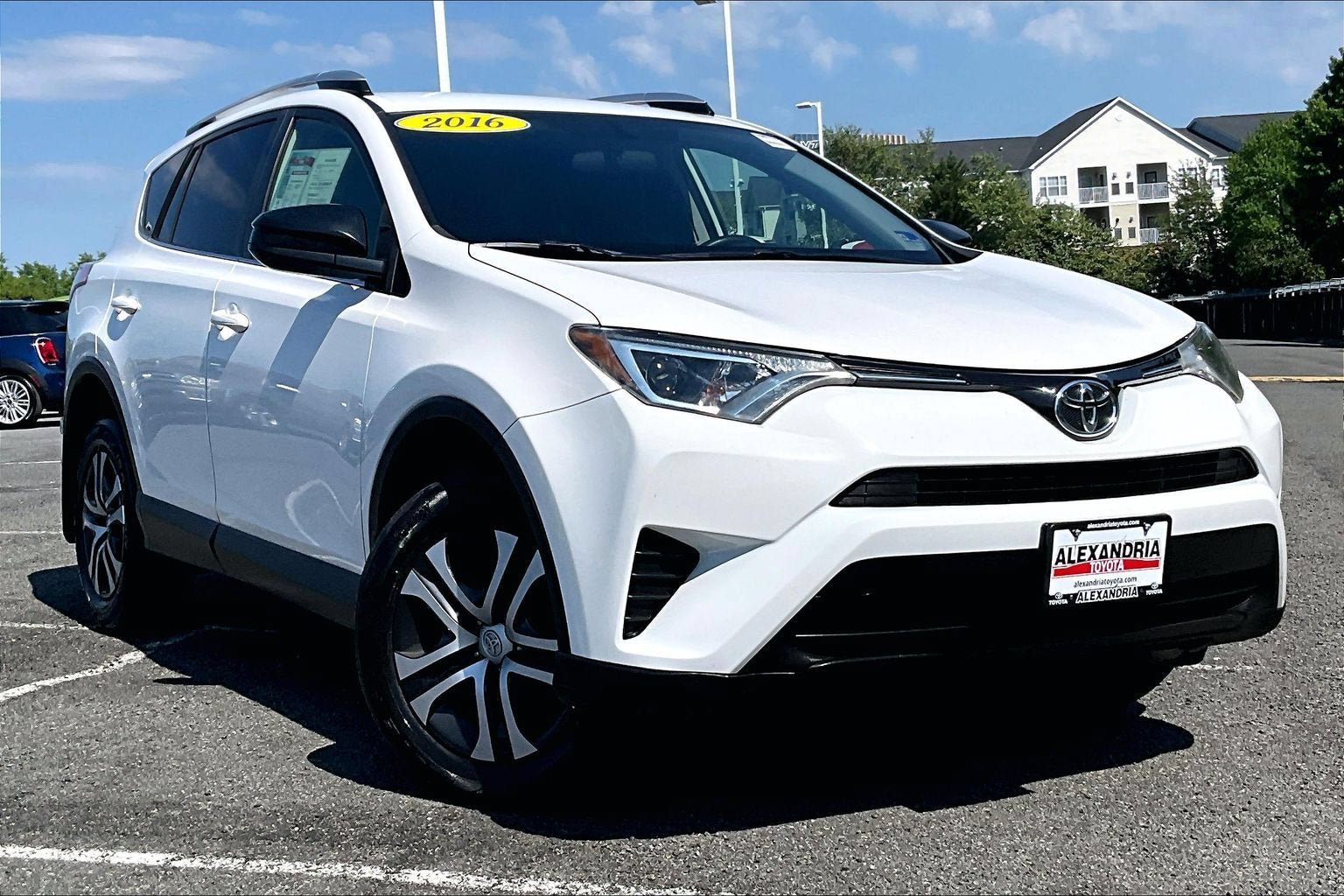 Used 2016 Toyota RAV4 LE AWD/4WD image 2