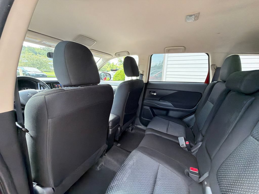 Used 2018 Mitsubishi Outlander SE AWD/4WD image 28