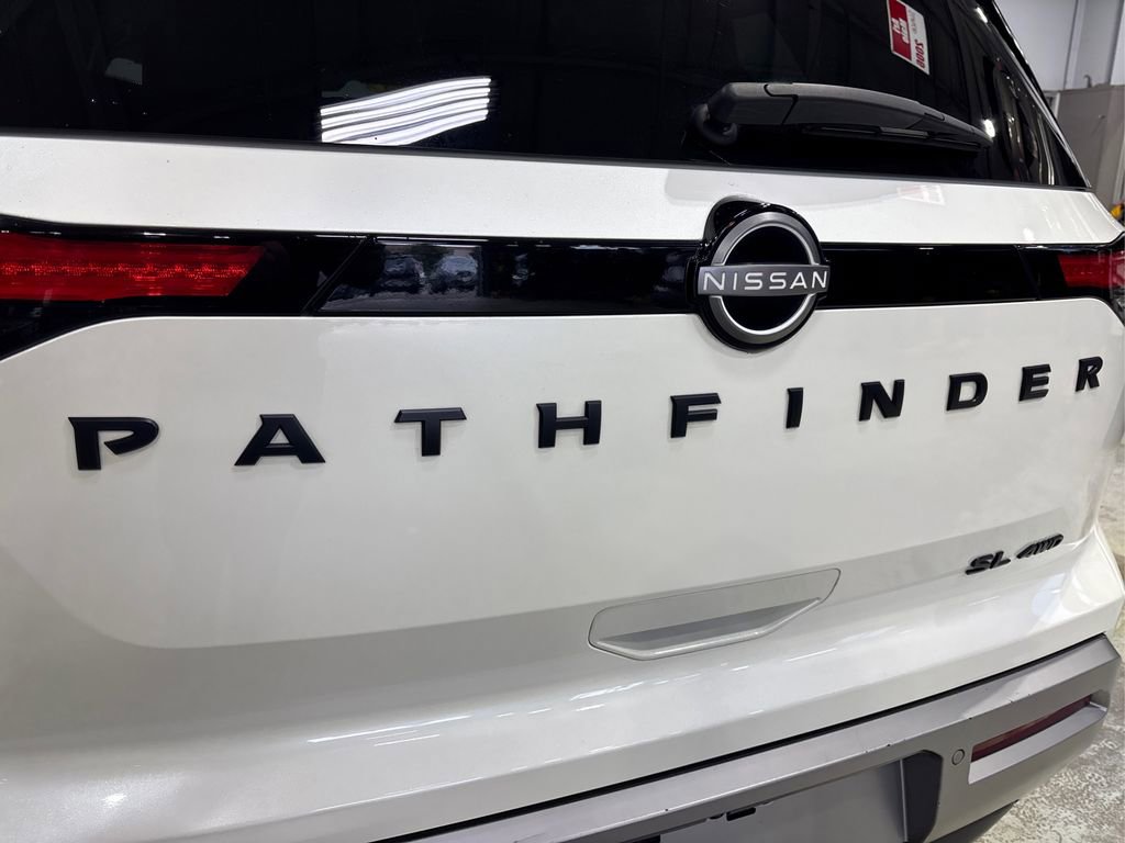 Used 2023 Nissan Pathfinder SL w/ Black Appearance Package image 15