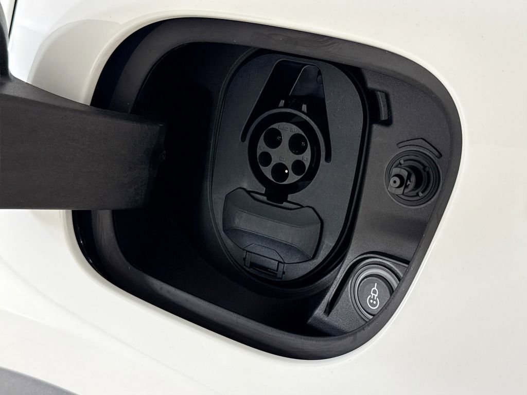 Used 2025 Porsche Macan Electric RWD image 31