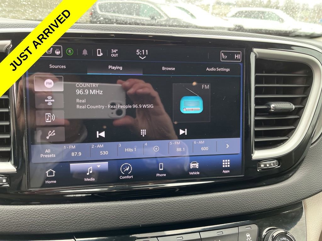 Used 2024 Chrysler Pacifica Touring-L image 23