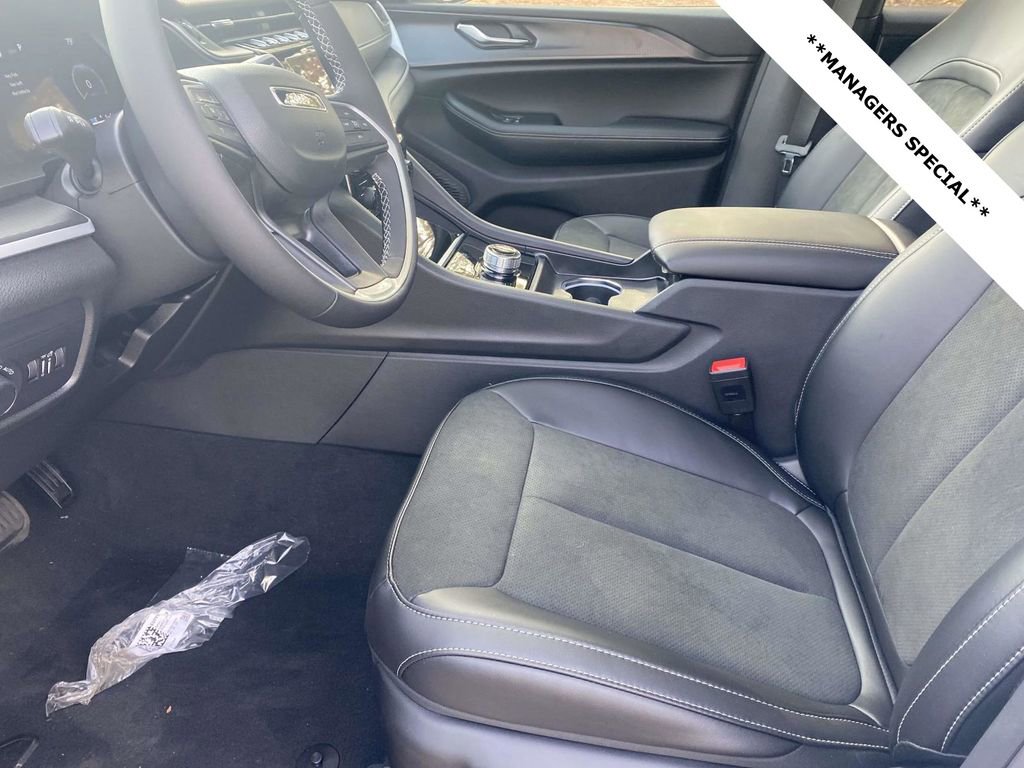 New 2025 Jeep Grand Cherokee Altitude image 13