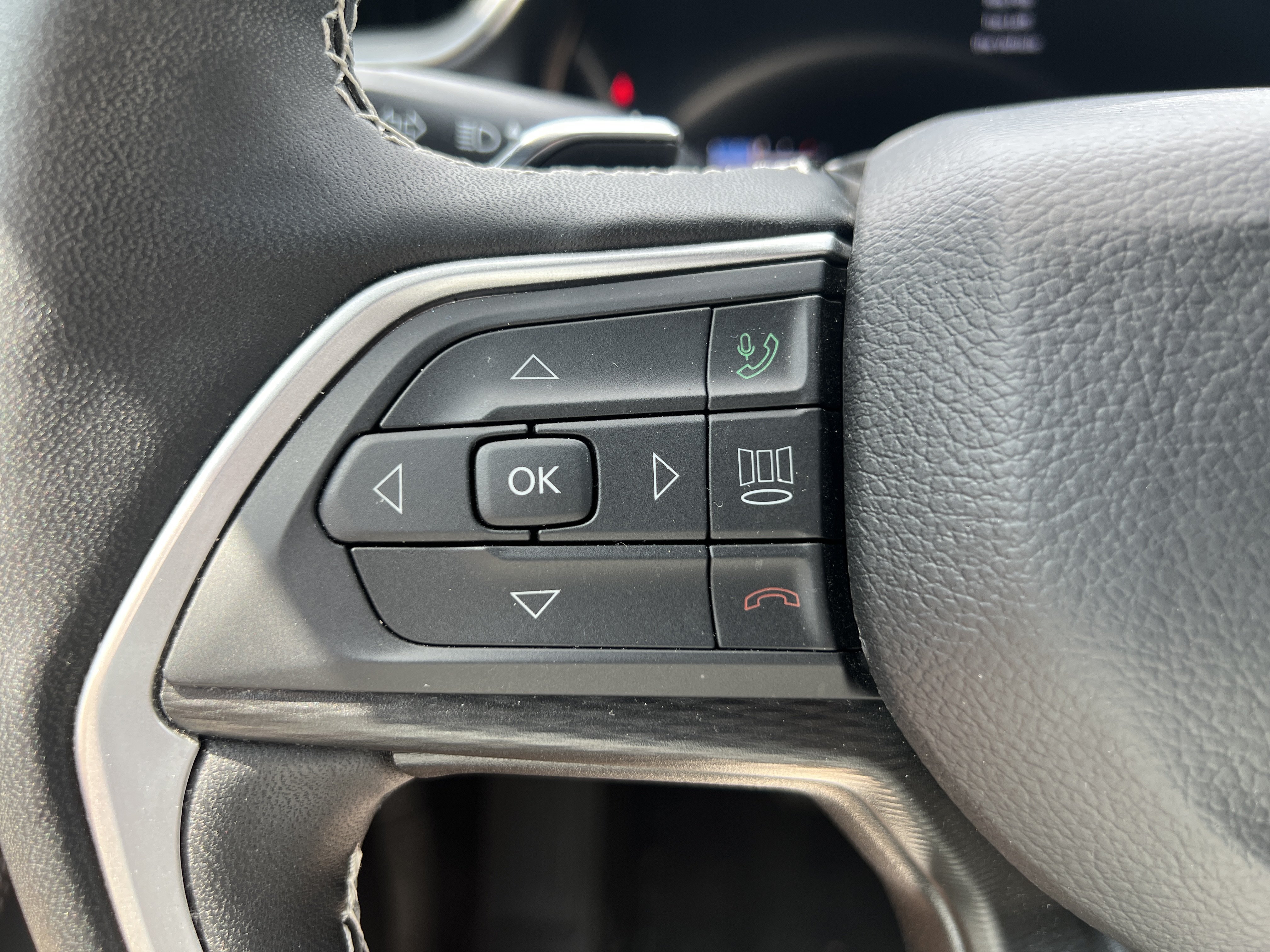 Certified 2025 Jeep Grand Cherokee Laredo X w/ Luxury Tech Group I AWD/4WD image 18