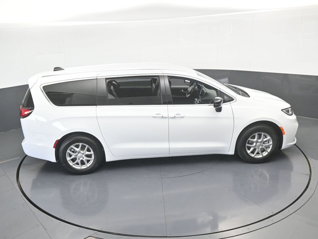 New 2026 Chrysler Pacifica Select image 45