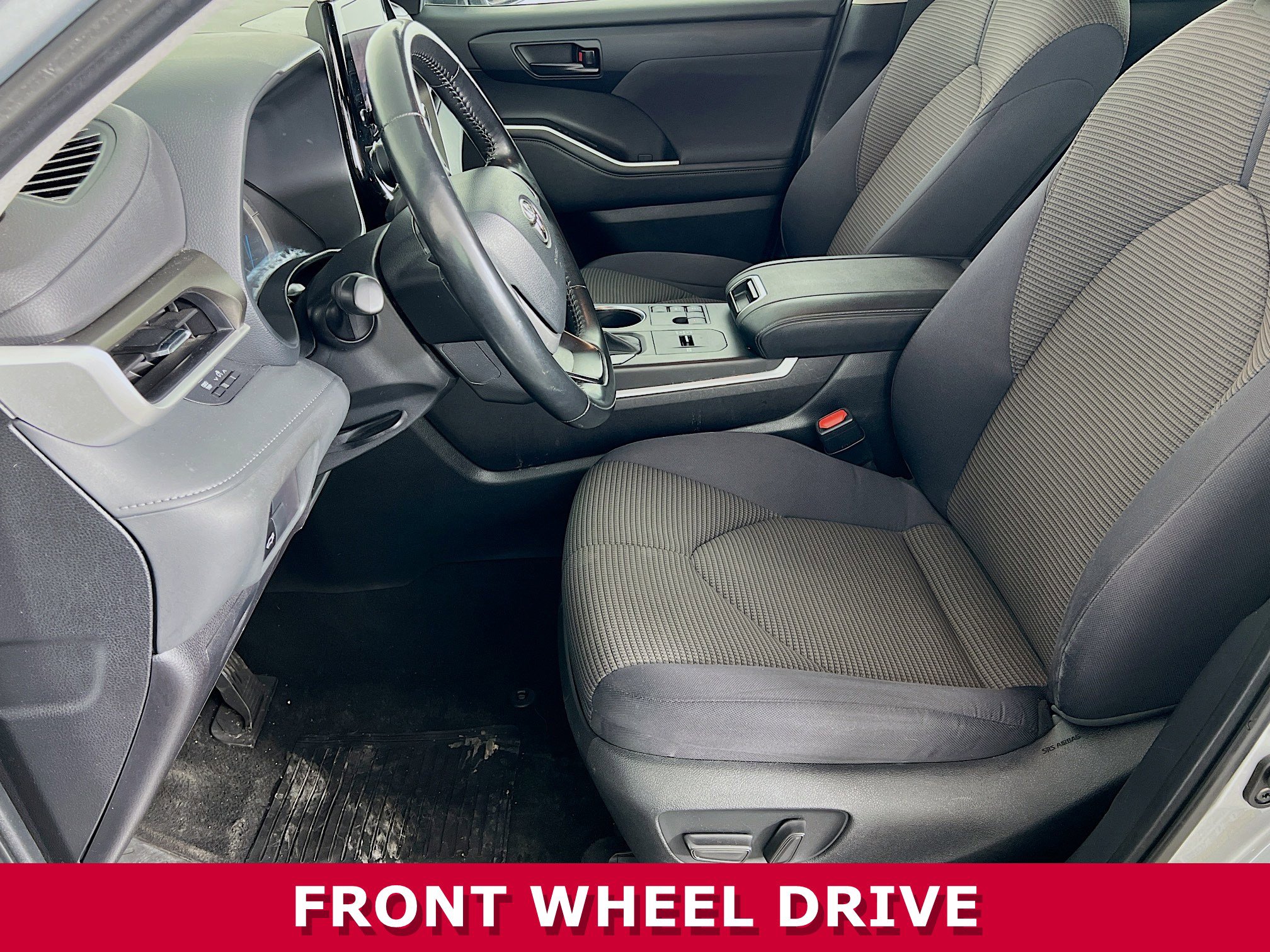 Used 2023 Toyota Highlander LE image 3