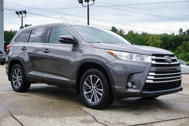 Used 2019 Toyota Highlander XLE FWD image 2