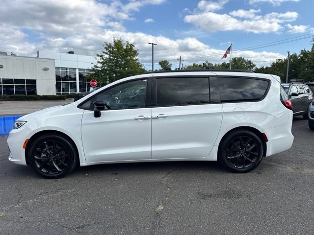 Used 2025 Chrysler Pacifica Limited FWD image 21
