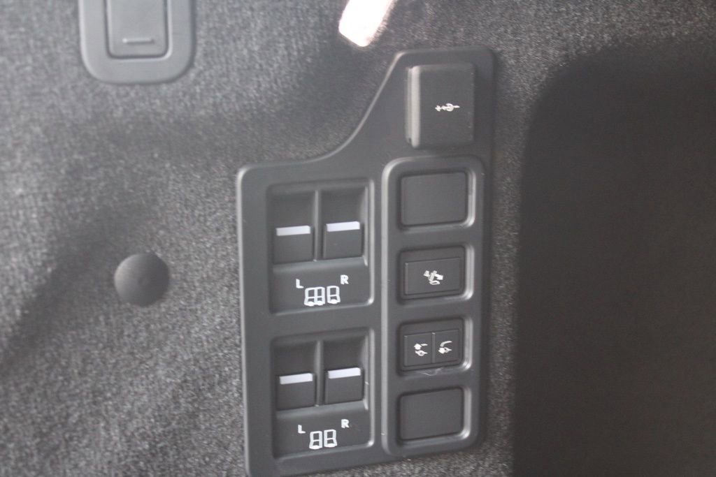 Certified 2025 Land Rover Discovery Dynamic SE image 46