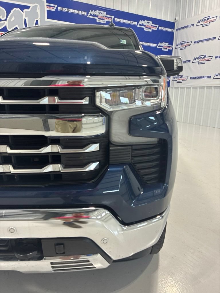 Used 2022 Chevrolet Silverado 1500 LTZ w/ Z71 Off-Road Package AWD/4WD image 11