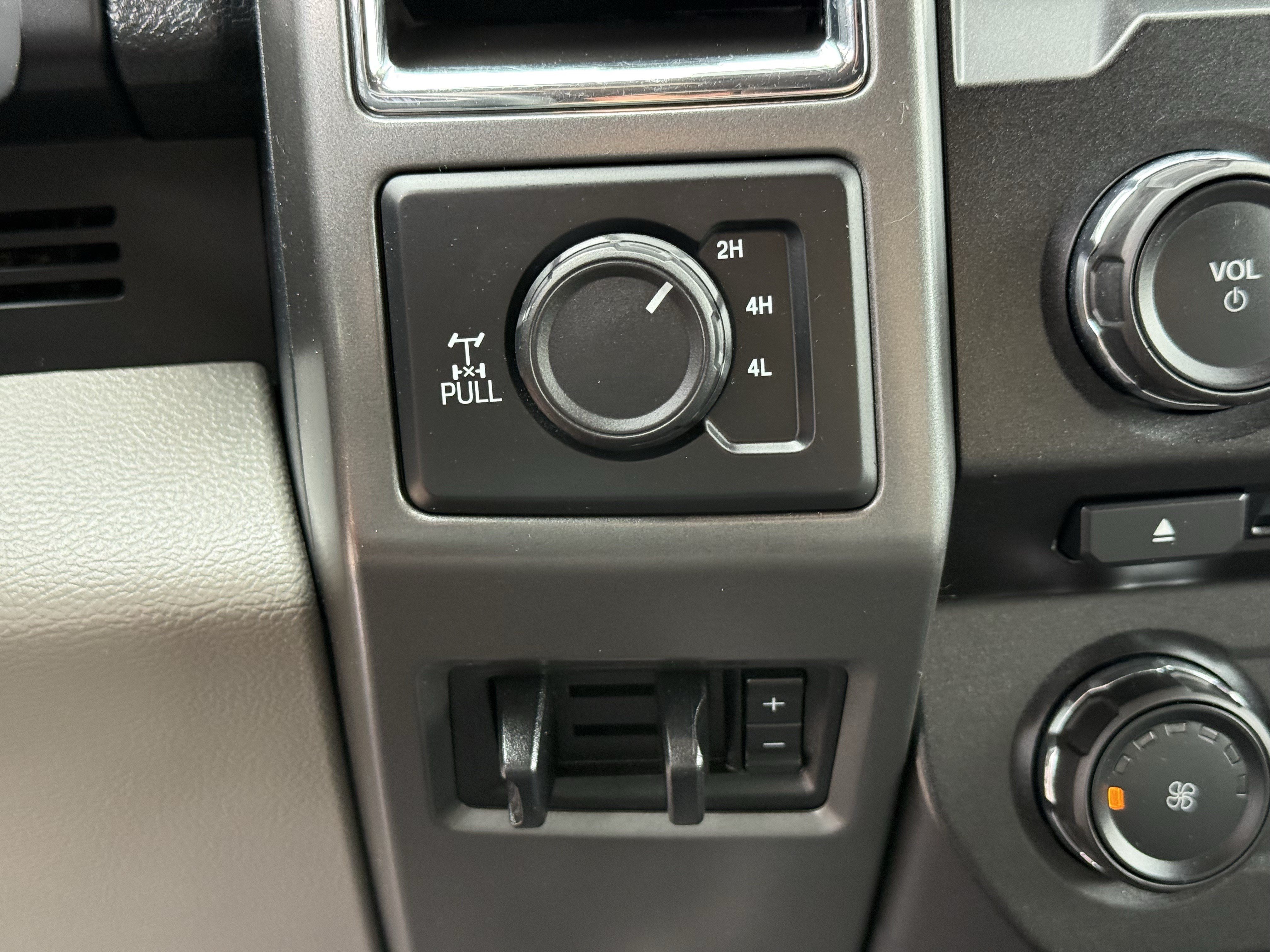 Used 2017 Ford F250 XLT w/ XLT Premium Package AWD/4WD image 23
