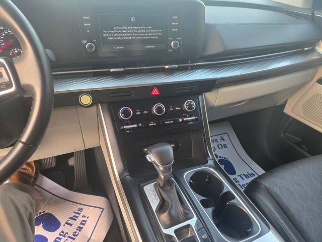Used 2024 Kia Carnival LX FWD image 2