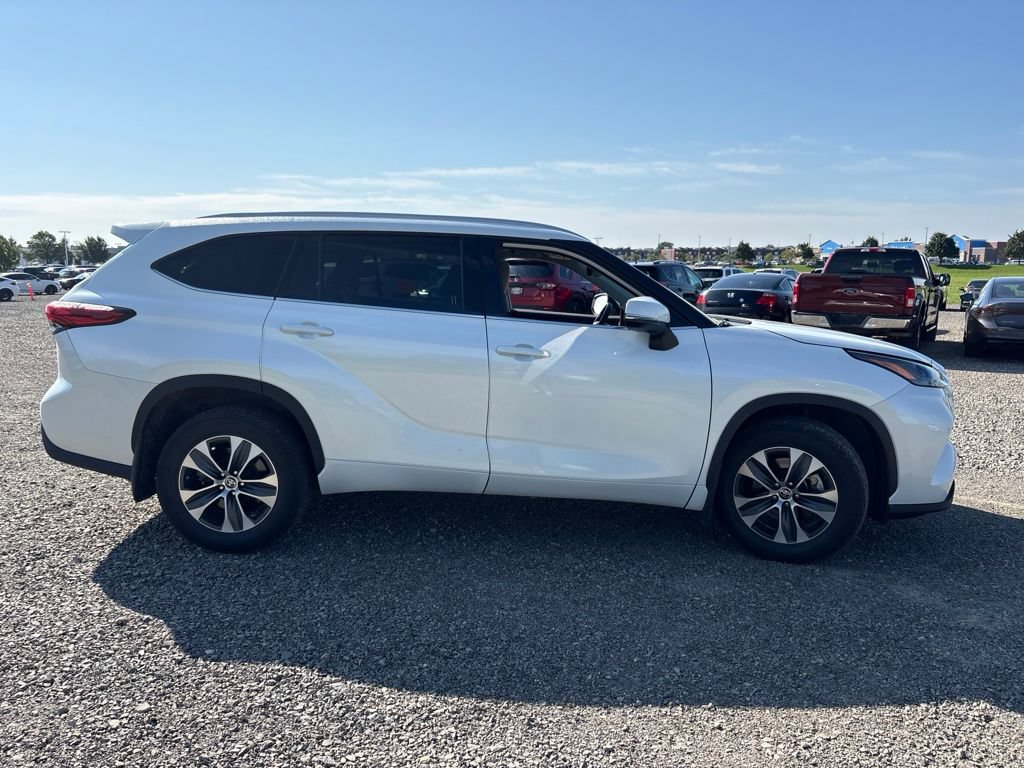 Used 2022 Toyota Highlander XLE AWD/4WD image 10