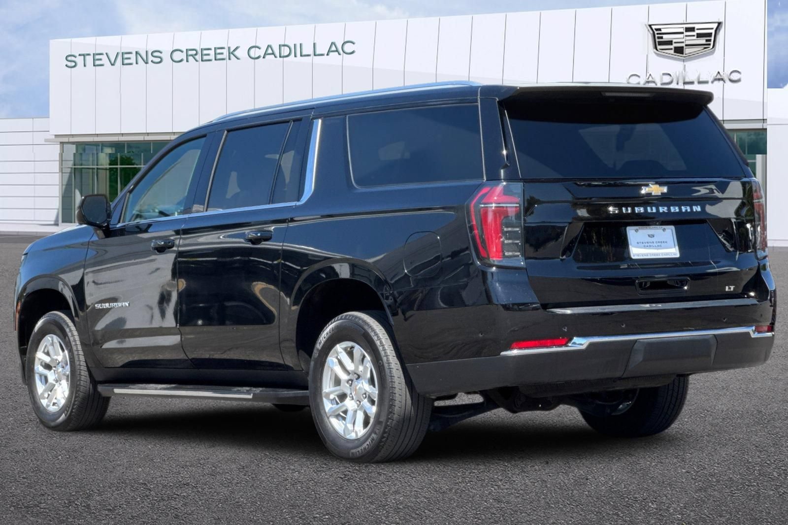 Used 2025 Chevrolet Suburban LT RWD image 5