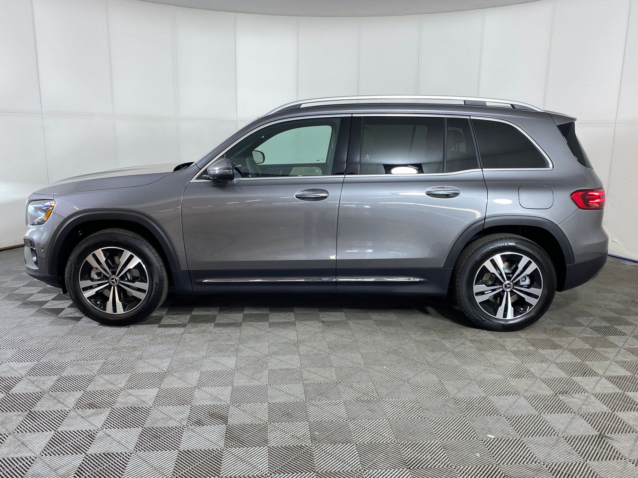 Used 2026 Mercedes-Benz GLB 250 4MATIC image 2