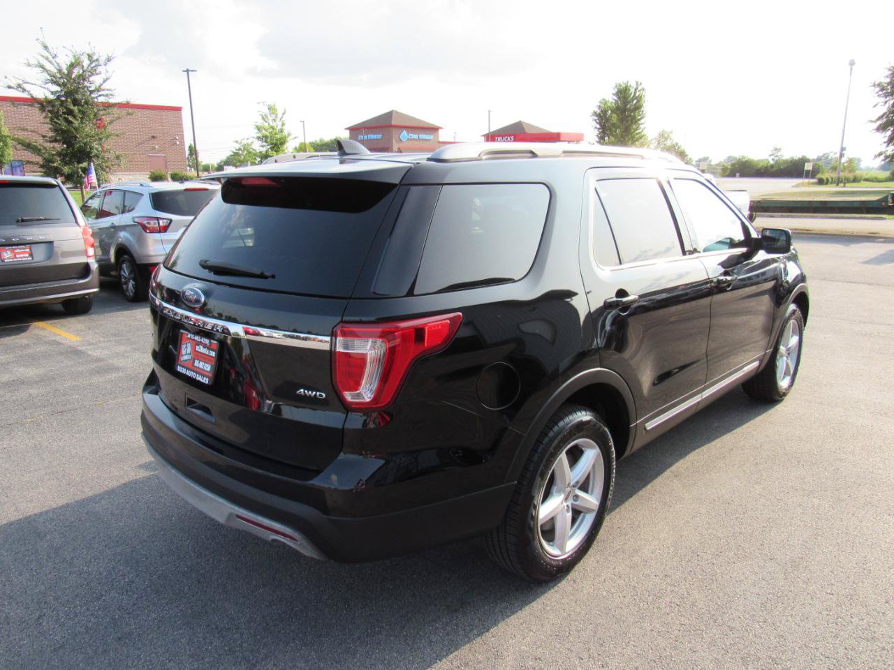 Used 2017 Ford Explorer XLT w/ Equipment Group 202A AWD/4WD image 6