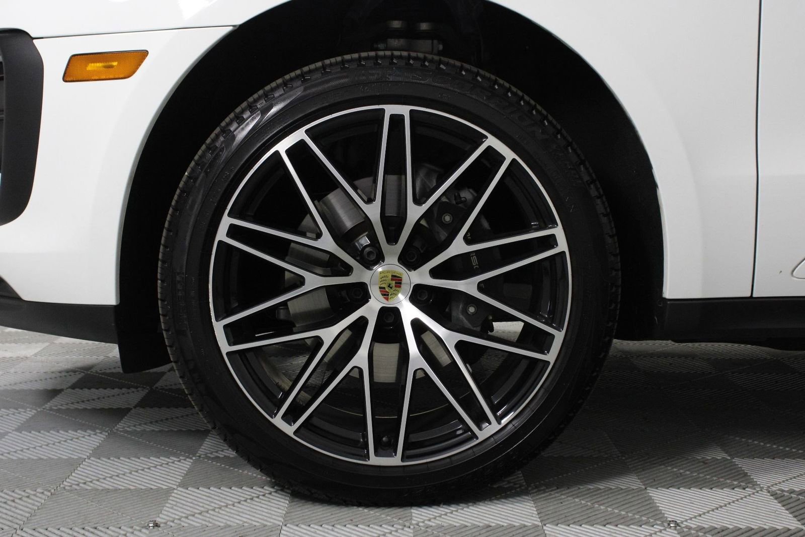 Certified 2025 Porsche Macan image 30