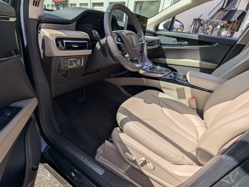 Used 2022 Lincoln Nautilus FWD w/ Premium Package image 11