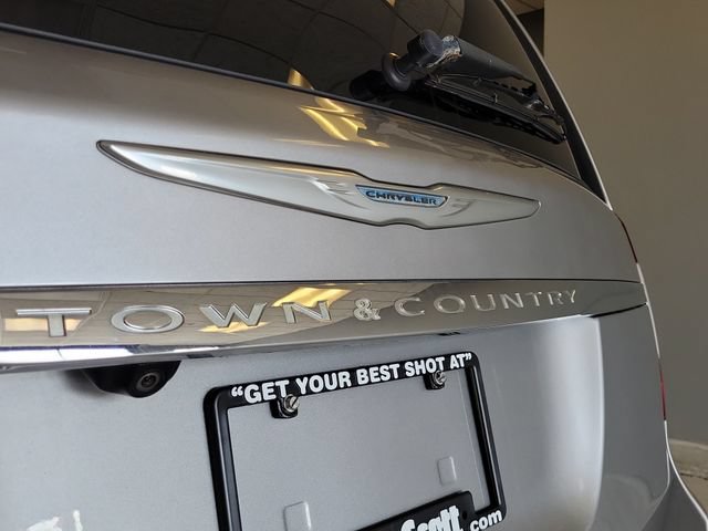 Used 2016 Chrysler Town & Country Touring FWD image 27