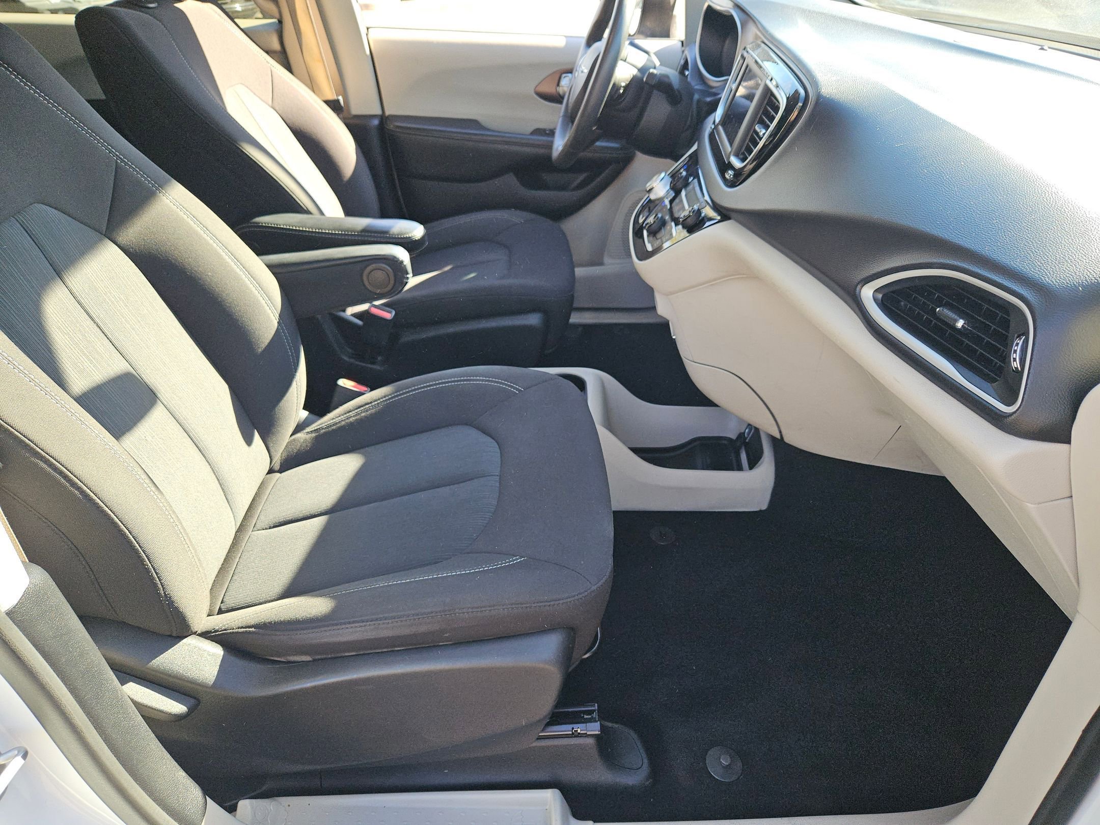 Used 2021 Chrysler Voyager LX image 19