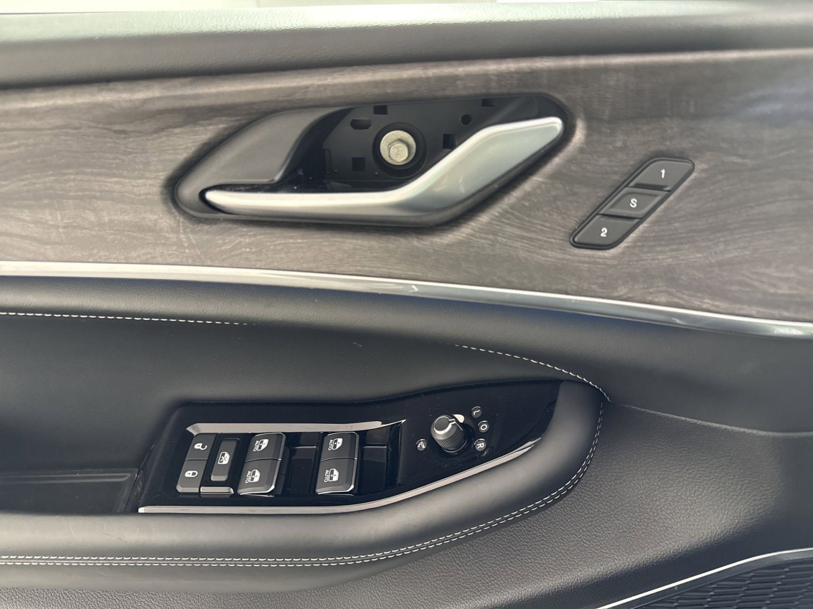 Used 2023 Jeep Grand Cherokee L Overland image 15