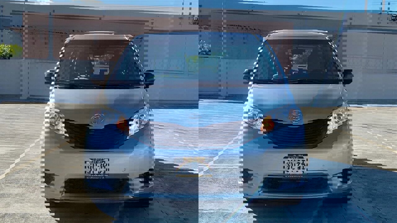 Used 2016 Toyota Sienna LE image 2