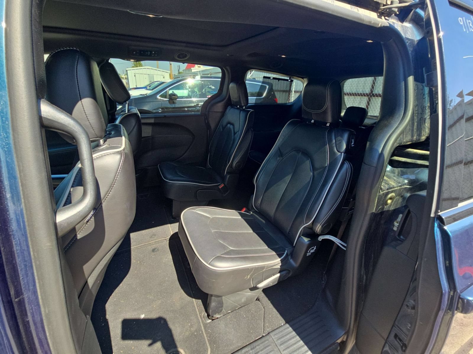 Used 2025 Chrysler Pacifica Limited FWD image 9