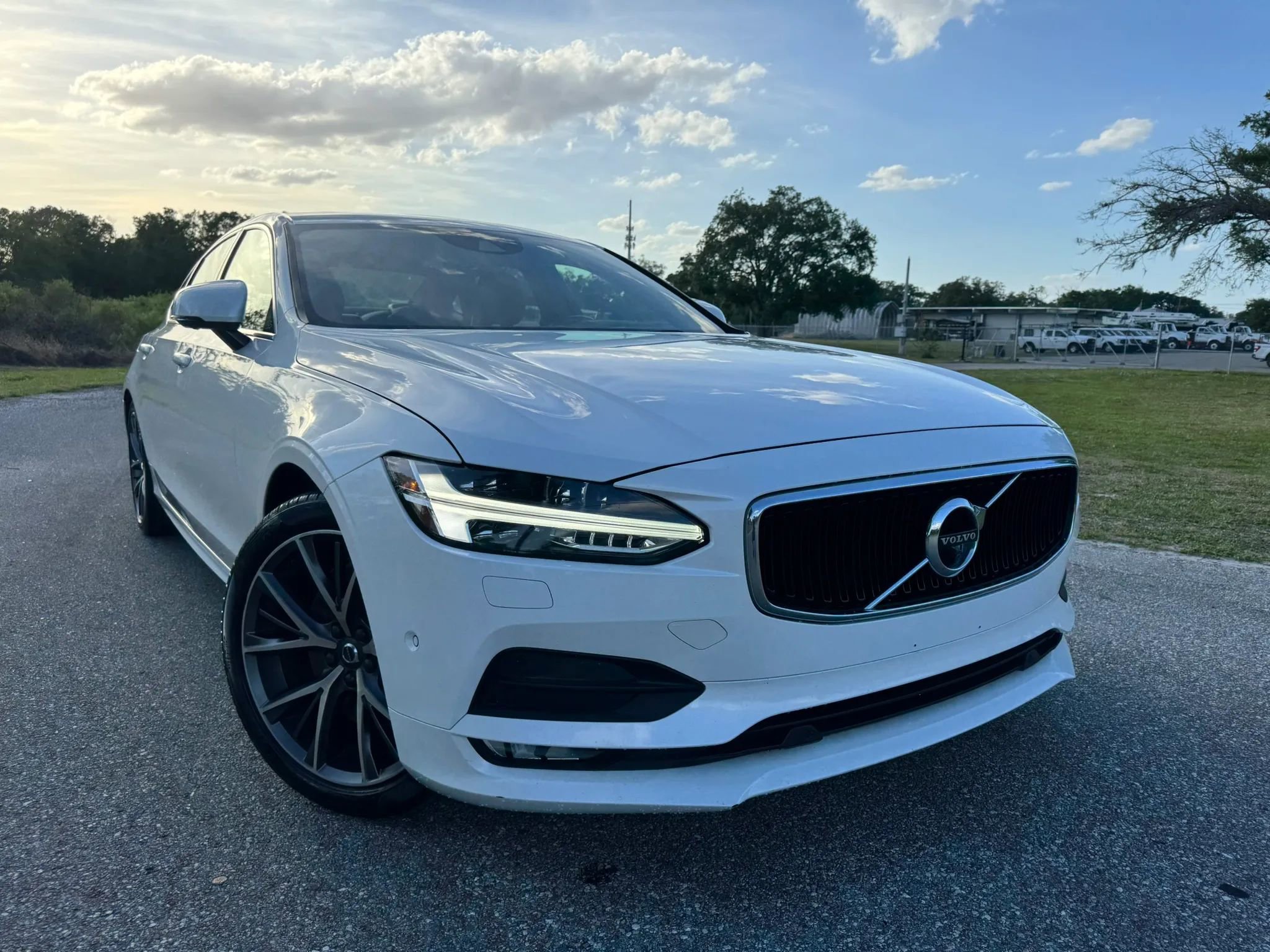 Used 2019 Volvo S90 T6 Momentum image 1