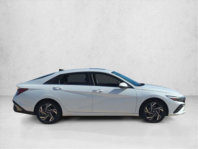 Used 2025 Hyundai Elantra SEL image 4