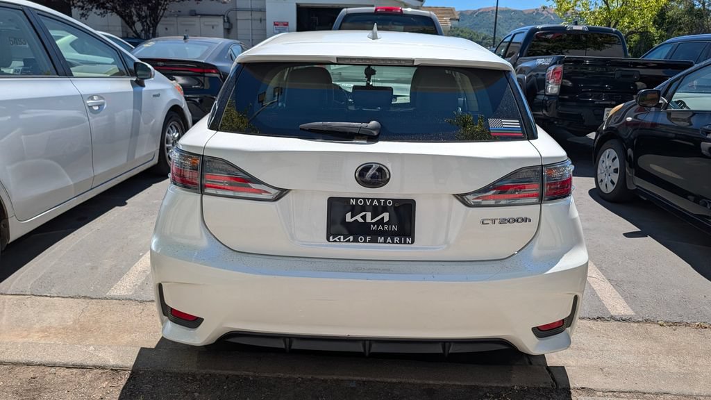 Used 2016 Lexus CT 200h w/ Accessory Package 2 FWD image 3